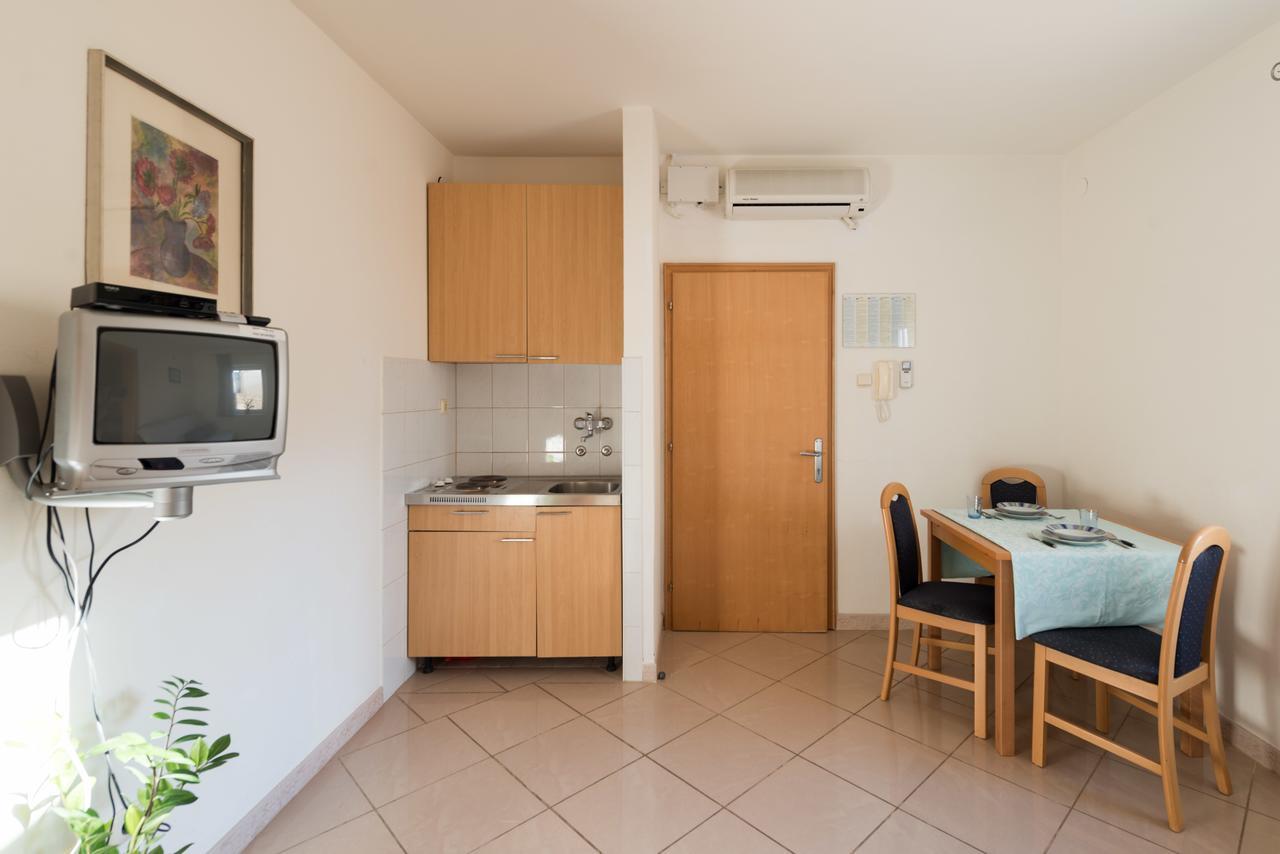 Sun House Apartments Bol Chambre photo